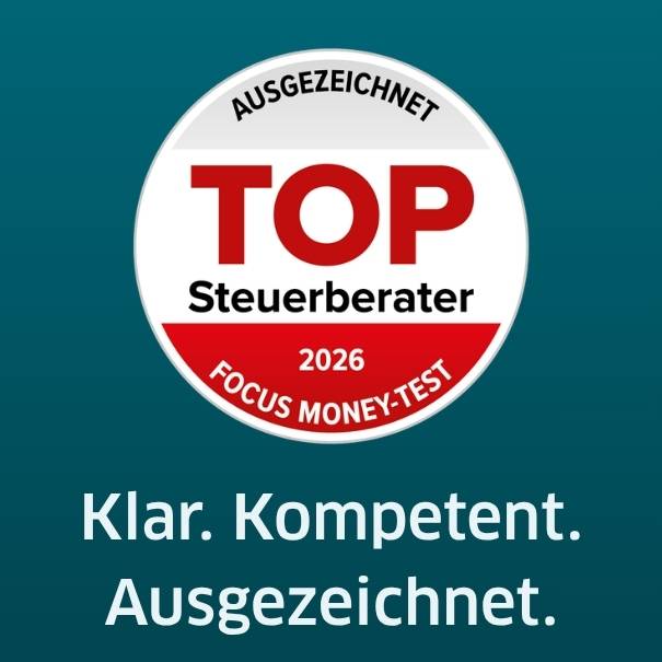 Auszeichnung &bdquo;TOP Steuerberater 2026&ldquo; von Focus Money auf t&uuml;rkisfarbenem Hintergrund mit dem Slogan &bdquo;Klar. Kompetent. Ausgezeichnet.&ldquo;