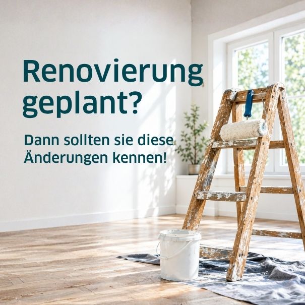 Leiter, Farbeimer und Malerutensilien in einem hellen Raum als Symbol für eine geplante Renovierung.